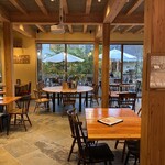 あんだんち食堂 - 大きな窓が特徴的です。