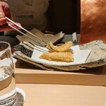 にい留 - 穴子は目の前で半分に折って