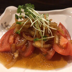 鶏's - 鶏's(自家製玉ねぎドレッシングのトマトサラダ)