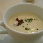 ル･クール - スープ　茶色く見えるものはコンソメをゼラチンで固めたもののようです