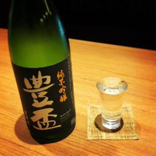 日本全国の焼酎や日本酒を厳選し仕入れております。