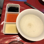 シンガポール ホーカーズ - 海南鶏飯のソース3種類と鶏出汁のスープ