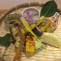 乙味 あさ井 - 野菜バジル白和え、唐墨と鰹節のパウダ、卵黄味噌漬と焼茄子ゼリー寄せ、床節酒蒸し、アボガドモロヘイヤお浸しと花山葵、稚鮎フライいぶりがっこタルタル、穂付ヤングコーントリュフ白和え、水茄子とマスカルポーネ