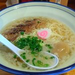 翔鶴 - 「らーめん しっかり(背脂)」(¥650-税込)が運ばれて来ました。店主さんの好きなソーキそばをベースに作ったんだそうです。