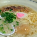 翔鶴 - スープは、豚清湯スープに、2種の鰹・昆布・椎茸等の和風出汁を合わせたあっさりＷスープ。麺は平打ち縮れ麺。具は、トロットロに煮込んだ豚バラ軟骨、小口葱、鳴門巻、煮玉子(無料券使用)。