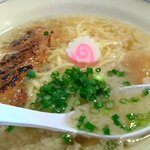 翔鶴 - 美しい姿。彩りが綺麗ですよね。名脇役の鳴門巻が良い味出してます。背脂が湖面を浮遊しているのでスープが冷めません。熱々のまま最後までいただけます。