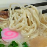 翔鶴 - スープは、豚清湯スープに、2種の鰹・昆布・椎茸等の和風出汁を合わせたあっさりＷスープ。麺は平打ち縮れ麺。具は、トロットロに煮込んだ豚バラ軟骨、小口葱、鳴門巻、煮玉子(無料券使用)。