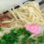 翔鶴 - ソーキそば寄りの中華麺と、このスープはほんとピッタンコ合ってます。美味しいったらありゃしない。さすが店主さん。こんなに美味しいらーめんって、あるんですね。魔法使いのようです。素晴らしい。