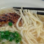 翔鶴 - 初めての朝らーめん、「翔鶴さんだから美味しいに決まってる。」と思ってやってきました。が、こういう麺で、しかもこんなに美味しいとは…想像を遥かに超えてビックリ！わたしはソーキそば好きではないのにねぇ。