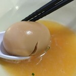 翔鶴 - いつものように最後の最後までとっておいた煮玉子。ひと口でパクッ、モグモグモグモグモグモグ。スープを最後の1滴まで飲み干してフィニッシュ！