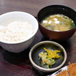Kurashiki Tonkatsu Sakura Tei - ご飯と味噌汁と漬物