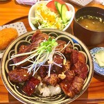 豚捨 - ビフテキ丼　¥2,500
