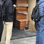 豚骨醤油ラーメン 王道家 - 大量の麺箱