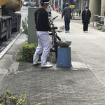 豚骨醤油ラーメン 王道家 - 伝説の麺上げ練習をする若手の修行生さん、がんばってください！