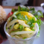 ベジカフェ まわる - イエロートマト＆豆もやし＆パクチーのサラダ