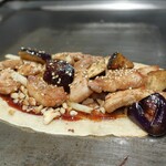 Okonomi Teppan Yaki Kyoubashi Konomu - 厚切豚バラと茄子と白ネギ 出汁醤油味 山椒