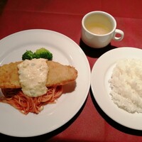 ニコラス 新橋店 - A ランチ　900円　舌平目のカツレツ、パスタ添え。ライス、スープ、サラダ、飲み物付きです。