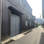 ハクレイ酒造 - 駐車場からお店に行く途中もほんのり麹のいい香りがしてました♡