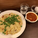 ホーカーズ - 「カレー炒飯」(650円)+「カレーソース/チキンカレー(小)」(300円)+「とろーり半熟卵」(80円)