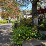 リリエンベルグ - お店の前 平日だけど駐車場の警備員さんが