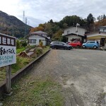 みやふじうどん店 - 広いが並べにくい三角駐車場