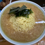 なかむら屋 - 「ジャンボラーメン」上から。スープは醤油ベースの豚骨スープ。味は、油っこくなくあっさり系。醤油の味わいも思いの外に強くはなく、これを酒を呑んでの上がりに戴けたら、さぞや旨かろうと言う味わいだ。