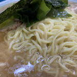 なかむら屋 - 「ジャンボラーメン」接写。ラーメンショップの面影を彷彿とさせる淡い水色をした直径 30.5cm の巨大丼に、麺5玉、チャーシュー 1枚、ワカメと 6切 の海苔が 2枚 載せられている。