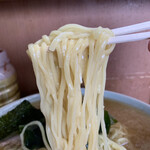 なかむら屋 - 料理写真:「ジャンボラーメン」麺リフト。つるつるもちもちの中太麺は、スープとの親和性が高い。『酒井製麺』ならではと言おうか、スープの吸い上げが殊の外に素晴らしく、麺肌にスープが纏わり付くかのような印象なのだ。