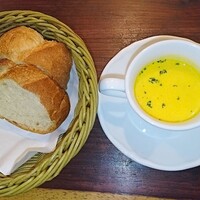 スペイン料理 La Cazuela 三ノ宮 ミント神戸店 - スープとバゲット