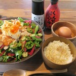 Yasaiya Nodo - １０種の山盛り自然サラダ＋卵かけだしご飯セット