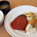 ガスト - 日替わりランチ（ハンバーグトマトソース&白身魚フライ）