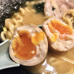 横浜家系ラーメン 池袋商店  - 煮卵良い感じ