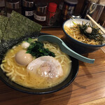 横浜家系ラーメン 池袋商店  - ラーメンと小ネギチャ丼