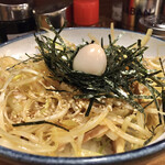 横浜家系ラーメン 池袋商店  - うずらの卵が産み落とされた〜感。
ごま油とタレで味付け。