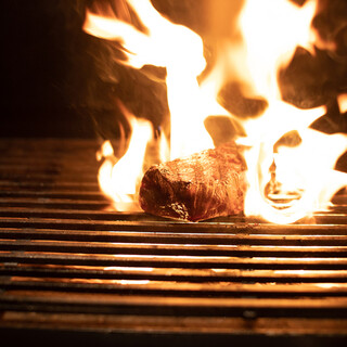 夜は香ばしい炭火料理とワインで乾杯♪