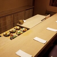 飯田 - 初めの凛とした空気感が程好く解れ、穏やかで和やかな時間に身を委ねつつ、時に驚き、また時には唸り、器の美しさに目を奪われと楽しく過ごすことが出来ました
                    飯田大将と女将さんの細やかな気配りもまた一流の証