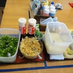 うどん 一福 - セルフでは珍しく、レモンまであります※ピンボケ　2012年7月