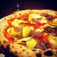 IL PINOLO SKY TERRACE 横浜 - サルシッチャと夏野菜のトマトソースピッツァ