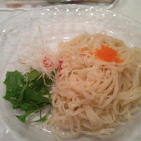南国酒家 原宿本店 - 麺。ガラスのお皿が涼しげ。