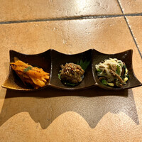 炭火焼肉 ふちおか - ナムルとキムチ盛り合わせ