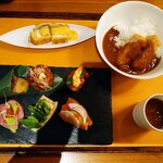 GRAND CLUB LOUNGE - クラブラウンジの 夕食
                      カクテルタイムの おつまみかなあ？ 
                      一品ずつ 
                      それぞれが 美味しい
                      きちんと 丁寧に 作ってくれてます 
                      