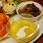 ハルフウェイ - カボチャのスープ、ヒジキとレンコン、ゴボウのお惣菜、真ん中は野菜のピクルス
