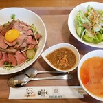 Trattoria NODO - 丼の右下に、向かいから飛んできたピクルスが乗ってますが本来は乗ってません