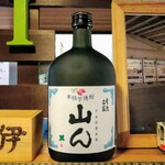 里伊 - 里伊から独立した森川君の店「山ん」のボトルが飾ってあります。今日、グランドオープン。これから行きます!予約すると気を使わせるので飛び込みで行きます!座れないほど客がいたらそれはそれで嬉しいこと(^^)