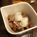 飯田橋四丁目ハイボ-ル酒場 ばりとんっ - お通しのモツ煮込み