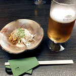 Nihon Ryourikagura - 生ビール（３口飲みました）＆ お通し（ささみとクラゲの酢の物）