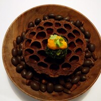 Installation Table ENSO L'asymetrie du calme - 蓮の器      加賀蓮根  刻んだ 大葉 うに  ハーブ