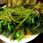 家系ラーメン ジェット家 - ラーメン700円+ほうれん草クキワカメ海苔