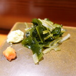 鮨匠 のむら - このわかめと葉ワサビを酢味噌につけるとお酒がススム君です：笑