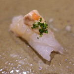 鮨匠 のむら - カワハギ肝載せ(鹿児島県開聞岳沖産、4日寝かせ)